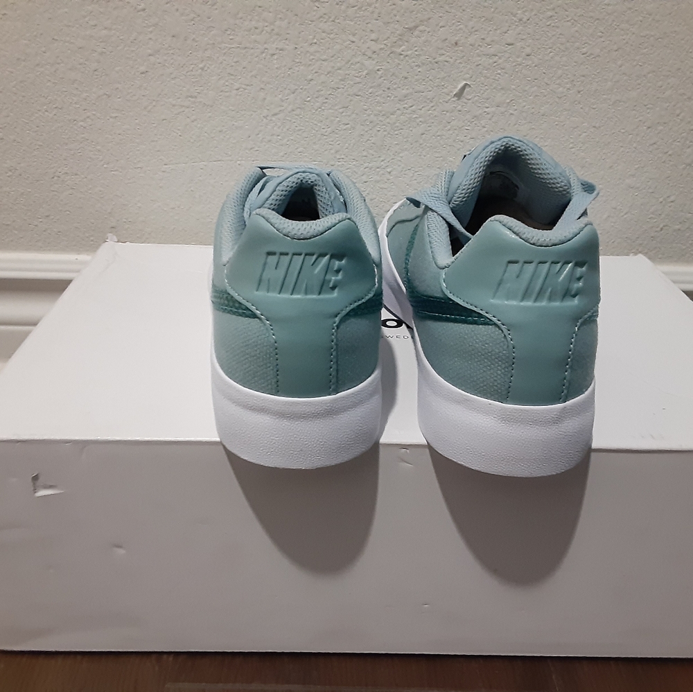 Nike - Picture 2 of 4
